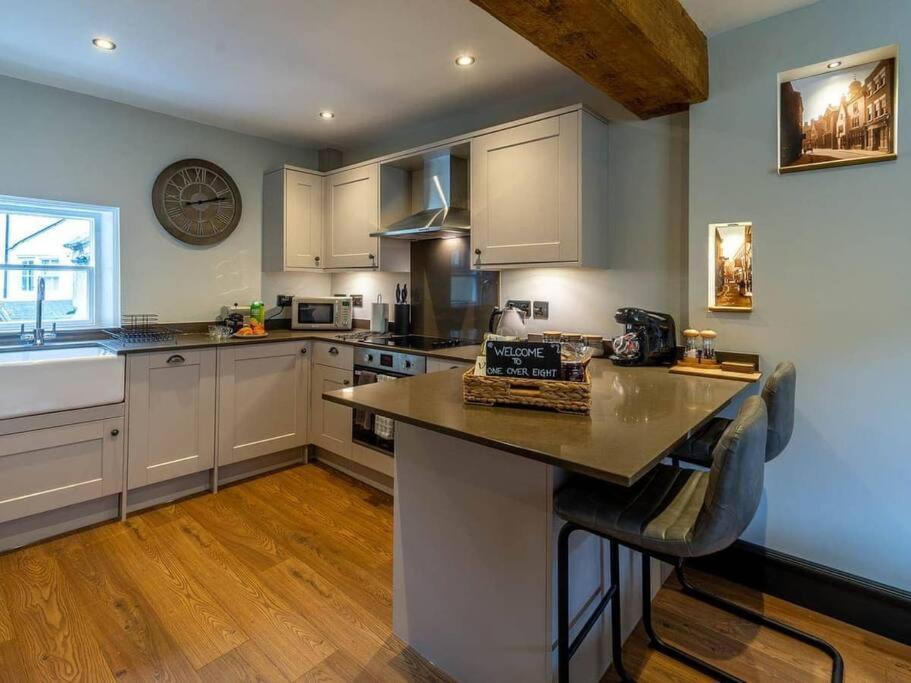 One Over Eight - Luxury One Bed Apartment Whitby Exterior foto